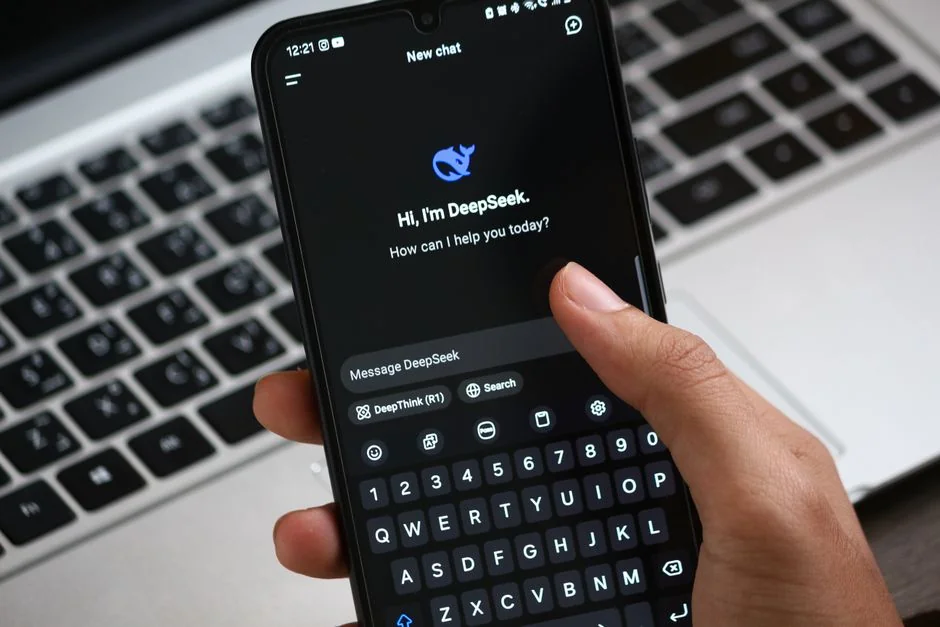 Écran d’ordinateur portable affichant le site Pexels, idéal pour répondre aux besoins en photos libres de droits.